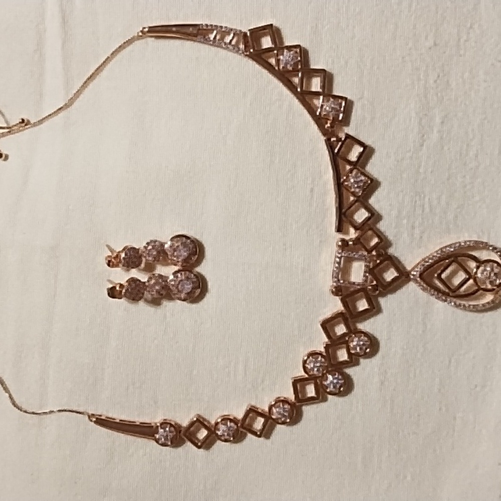 Necklace and Earrings Set. New. Gold And Cristals.